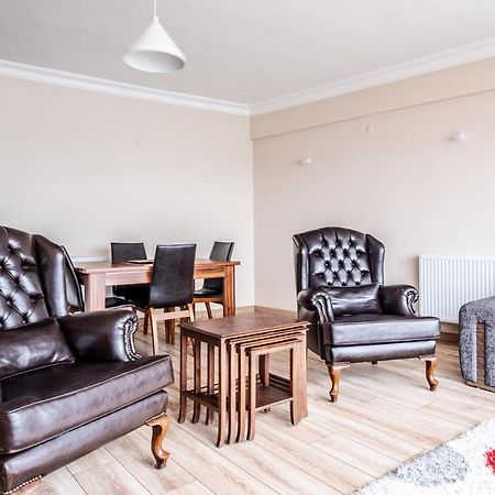 شقة اسطنبول  في Flat With Sea View Near Uskudar Ferry Station المظهر الخارجي الصورة